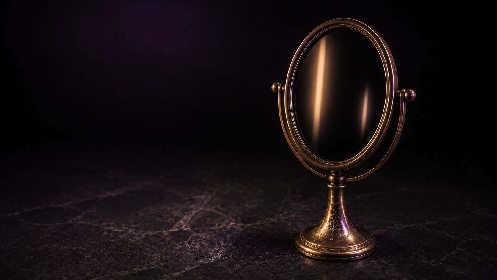 Espelho oval de metal dourado sob luz violeta, símbolo da verdade interior.